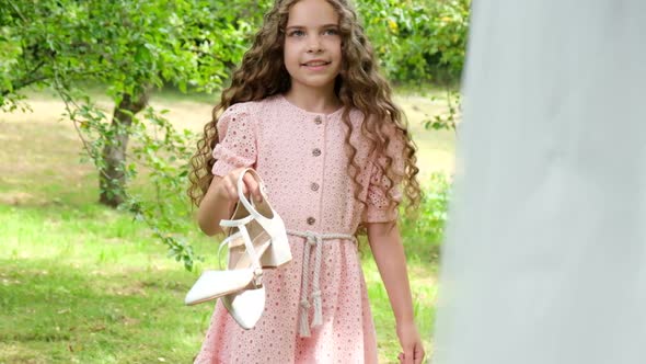 Little Curly Girl Wears Shoes to the Bride's Sister