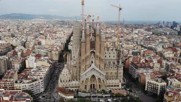 Fly around the Church The Sagrada Familia