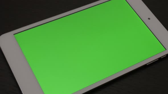 Green screen display on tablet PC while panning 4K 2160p UHD footage - Greenscreen display on PC tab