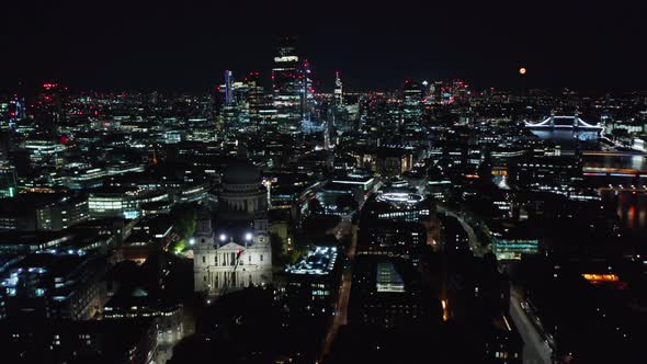 Pull Back Footage of Saint Pauls Cathedral