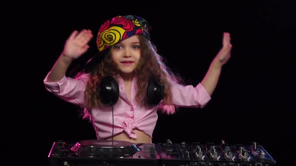 Girl Dj in Bright Cap Waving Her Arms, Slow Motion alt