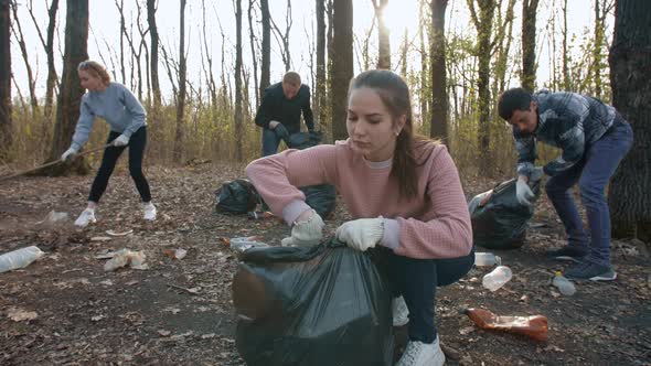 Volunteers Cleanse Nature From Garbage