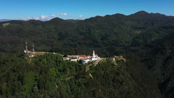 The Monserrate Monastery in Ands Mountains alt