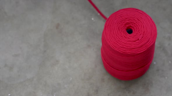 Ball of red thread, video, flat plane, high angle shot