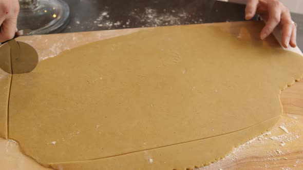 Cutting dough for gingerbread house alt