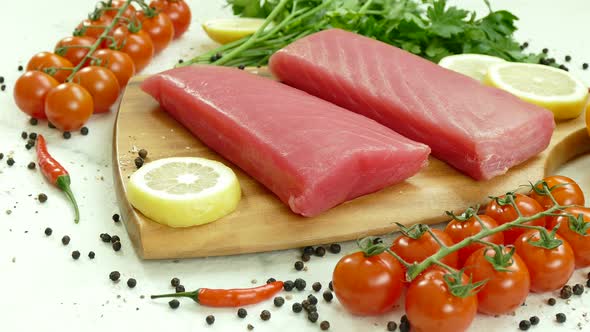 Raw tuna meat salad