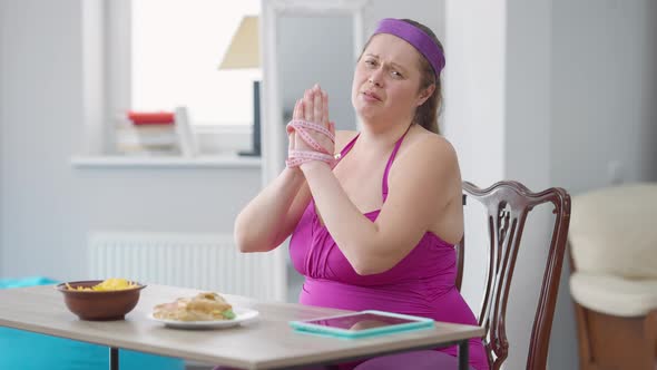 不健康な食事を泣いている測定テープで包まれた手で落ち込んでいる肥満の女性の肖像画 / Videohive, Stock footage, People