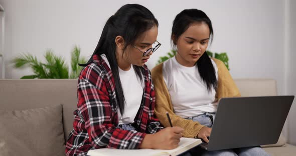 Twin girls learning online