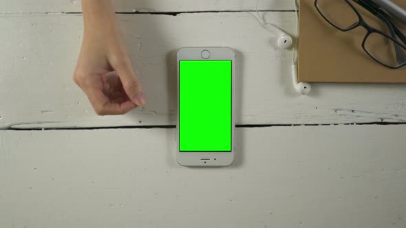 Using Smartphone With Green Screen