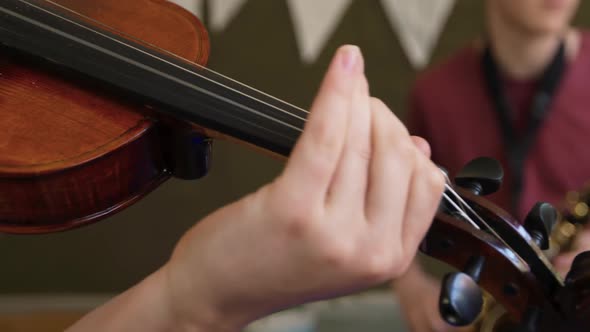 Teenage musicians rehearsing alt