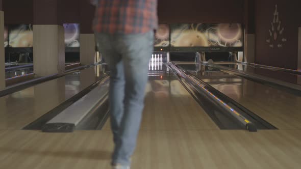 Bowling player throwing a straight ball