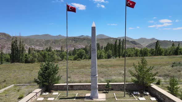 martyrdom monument and Turkish flag