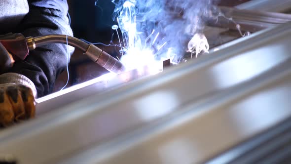 Worker Argon Welding Aluminum Profile alt