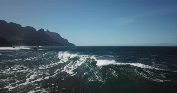 Wave crashing into a beach bank / 78 4K