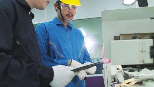 Professional engineering workers discuss inspecting with engineer team