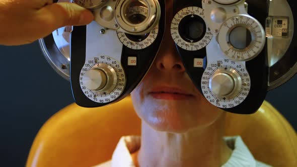 Optometrist examining patient eyes with messbrille 4k