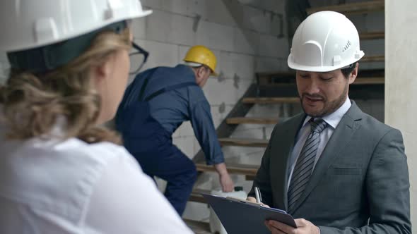 Businesspeople Discussing Building Construction alt