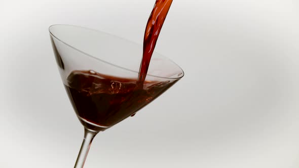 Pouring red wine into glass, Ultra Slow Motion alt