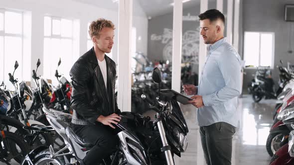 Customer Talks with Consultant About the Motorbike