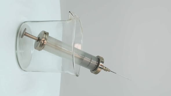 Vertical orientation video: Disposable medical syringes