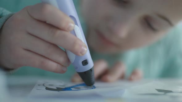 Girl Draws 3d Pen alt