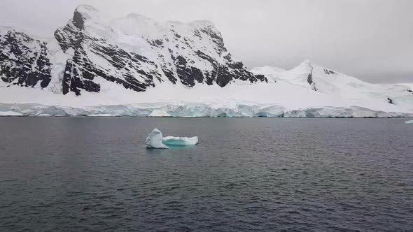 Nature of Antarctic Peninsula. Ices and icebergs.
