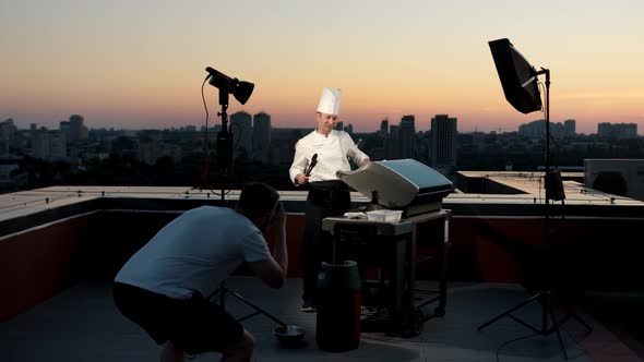 Wide angle: photographing a chef on the rooftop of the house during a barbecue. Photograph Backstage