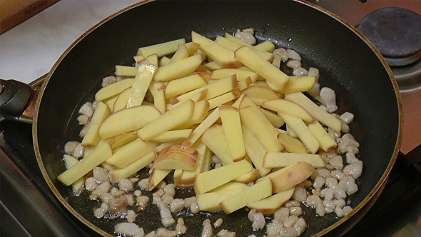 Frying Pan with Sliced Potatoes 808