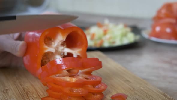 Slicing pepper. 