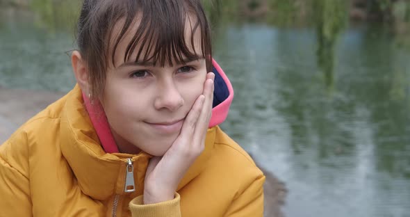 Girl enjoy city lake. 