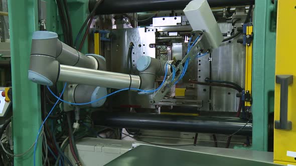 Automated production of plastic parts in a large factory