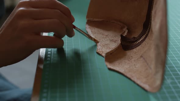 Cobbler Gluing Leather Product