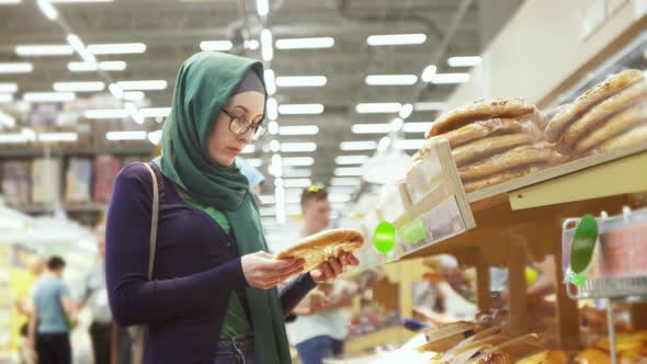 Beautiful Muslim Girl Shoppingchoose the Bread