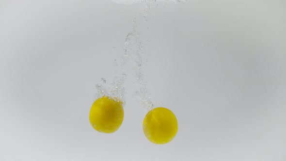 Grapefruits falling into water, Ultra Slow Motion alt