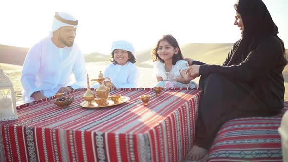 Family from the emirates in the desert