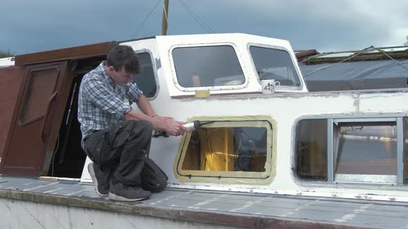 Sealing aluminium wood boat windows with waterproof sealant