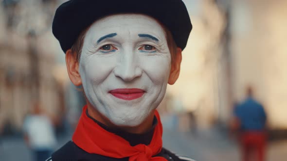 Smiling face of mime in the street