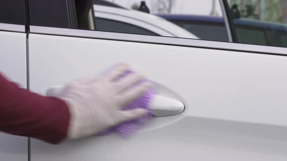 Disinfects Car Door Handles With Antibacterial Sanitizer revent the virus and bacterias on car