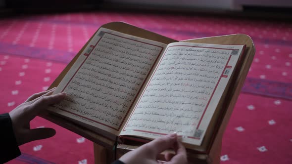 Turning Quran Pages