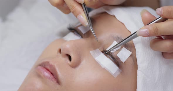 Eyelash extension in beauty salon