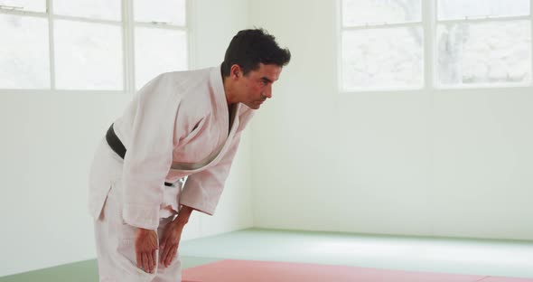 Judoka leaning in order to greet