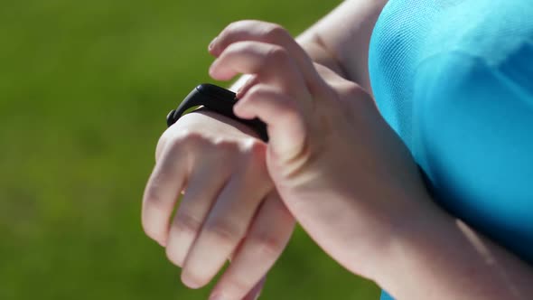 Slimming Woman Jogger Using Fitness Bracelet