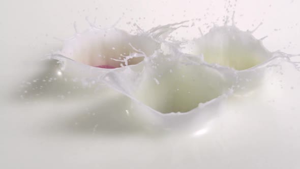 Gummy in milk, Slow Motion alt