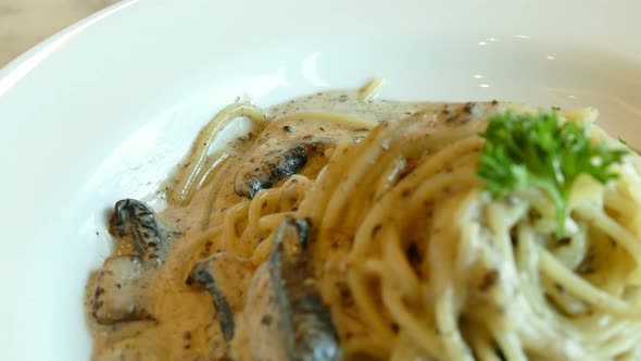 Spaghetti carbonara with white cream sauce