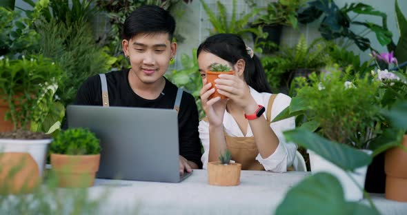 Couple gardener selling online on laptop