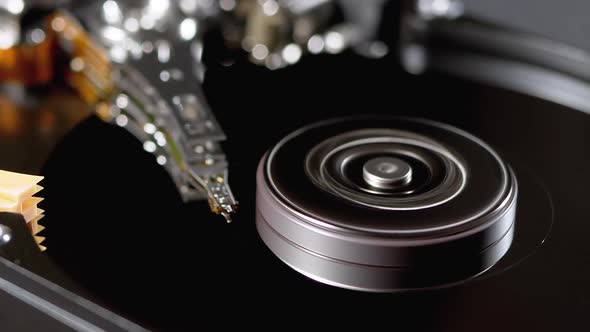 Spoiled Hard Drive Makes a Circular Groove on Spinning Magnet Platter Around