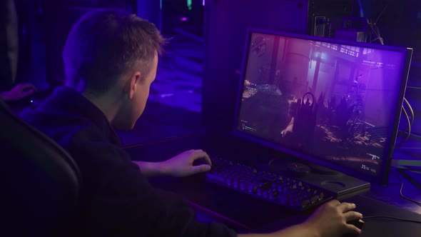 A Gamer has won a challenging round in an online warfare simulator fps game alt