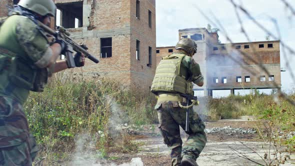 Soldiers Running Under Attack alt