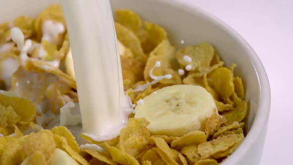 Cereal and milk, Slow Motion alt