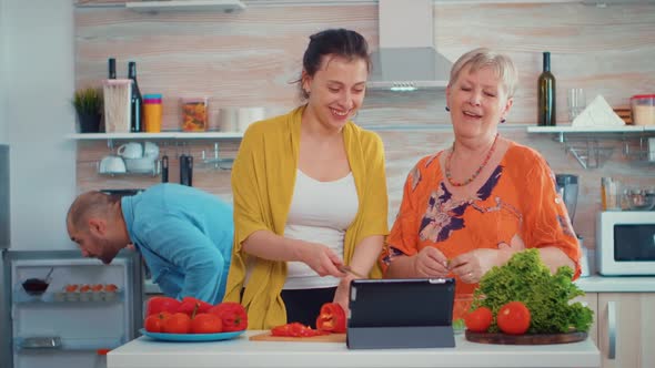 Cutting the Pepper Using Tablet